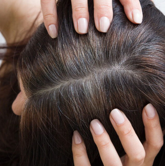 Anti-âge pour les cheveux : comment retarder l'apparition des cheveux gris